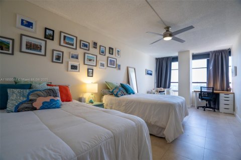 Condominio en venta en Hallandale Beach, Florida, 2 dormitorios, 130.06 m2 № 1857107 - foto 22