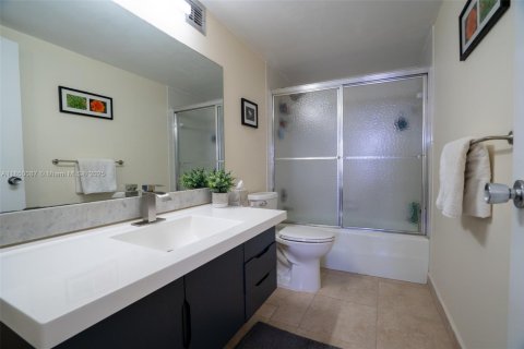 Condominio en venta en Hallandale Beach, Florida, 2 dormitorios, 130.06 m2 № 1857107 - foto 18