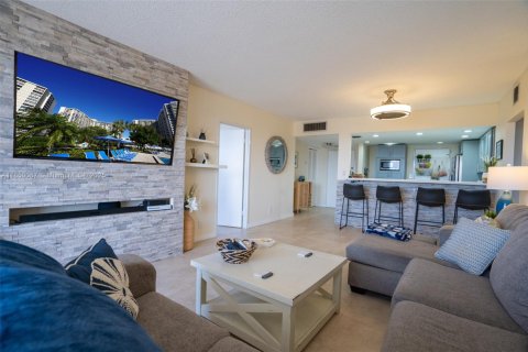Condominio en venta en Hallandale Beach, Florida, 2 dormitorios, 130.06 m2 № 1857107 - foto 9