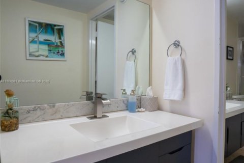 Condominio en venta en Hallandale Beach, Florida, 2 dormitorios, 130.06 m2 № 1857107 - foto 17