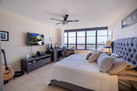 Condominio en venta en Hallandale Beach, Florida, 2 dormitorios, 130.06 m2 № 1857107 - foto 14