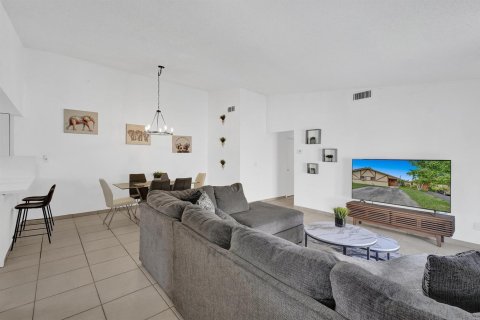 Villa ou maison à vendre à Hallandale Beach, Floride: 2 chambres, 118.08 m2 № 2188261 - photo 22