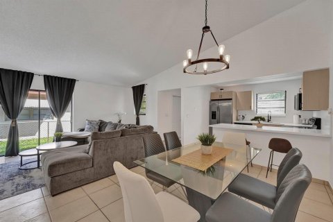 Villa ou maison à vendre à Hallandale Beach, Floride: 2 chambres, 118.08 m2 № 2188261 - photo 21