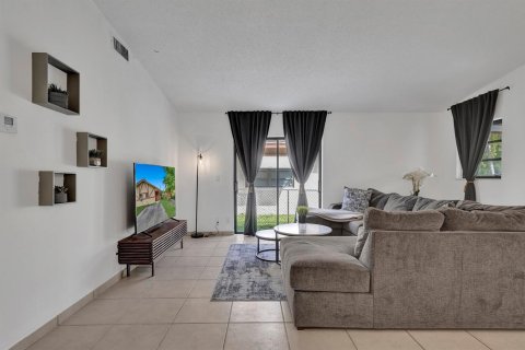 Villa ou maison à vendre à Hallandale Beach, Floride: 2 chambres, 118.08 m2 № 2188261 - photo 24
