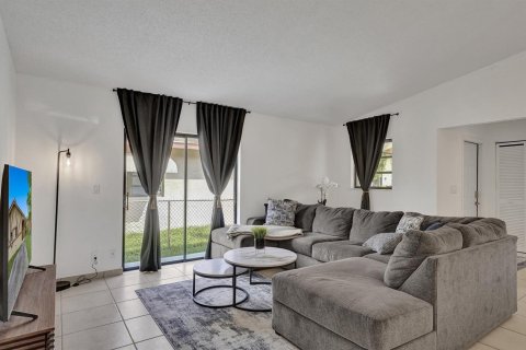 Villa ou maison à vendre à Hallandale Beach, Floride: 2 chambres, 118.08 m2 № 2188261 - photo 23
