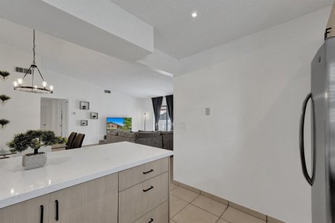 Villa ou maison à vendre à Hallandale Beach, Floride: 2 chambres, 118.08 m2 № 2188261 - photo 28