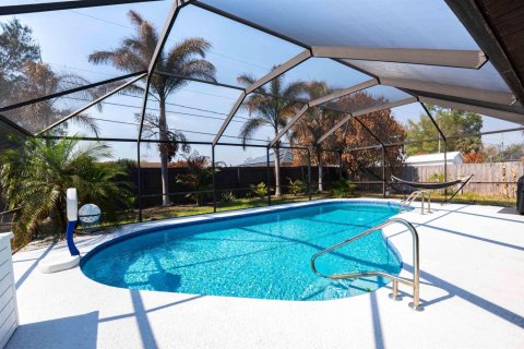 House in Port St. Lucie, Florida 4 bedrooms, 172.8 sq.m. № 2083178 - photo 2