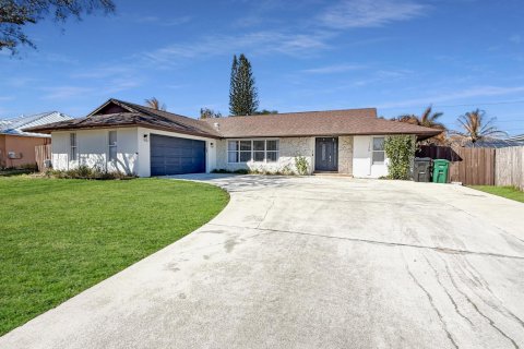 House in Port St. Lucie, Florida 4 bedrooms, 172.8 sq.m. № 2083178