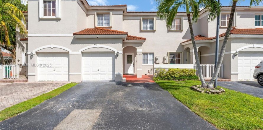 Adosado en Miami, Florida 3 dormitorios, 144.74 m2 № 1993774