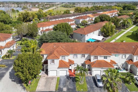 Adosado en venta en Miami, Florida, 3 dormitorios, 144.74 m2 № 1993774 - foto 2