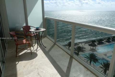 Condominio en alquiler en Hallandale Beach, Florida, 1 dormitorio, 75.34 m2 № 1938036 - foto 2