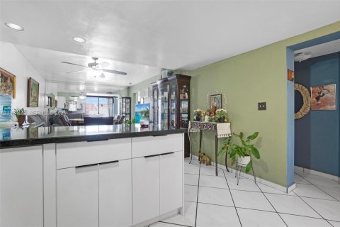 Condominio en venta en Hialeah, Florida, 2 dormitorios, 76.09 m2 № 2034656 - foto 10