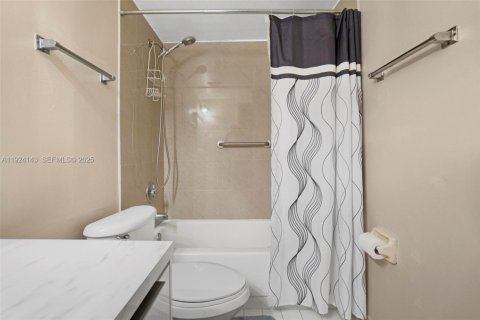 Condominio en venta en Hialeah, Florida, 2 dormitorios, 76.09 m2 № 2034656 - foto 24