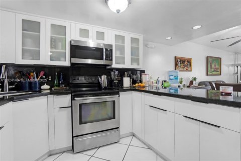 Condominio en venta en Hialeah, Florida, 2 dormitorios, 76.09 m2 № 2034656 - foto 11
