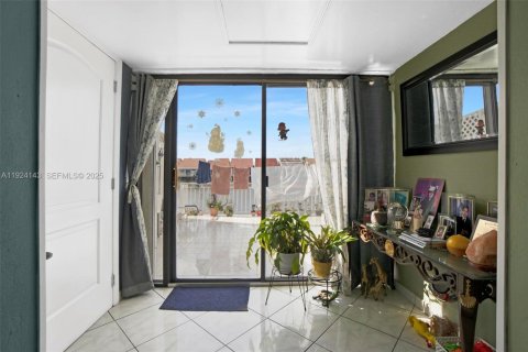 Condominio en venta en Hialeah, Florida, 2 dormitorios, 76.09 m2 № 2034656 - foto 26