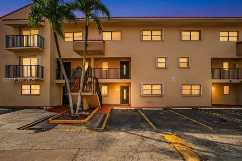 Condominio en Hialeah, Florida, 2 dormitorios  № 2034656