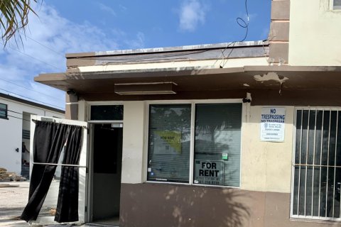 Propiedad comercial en alquiler en West Palm Beach, Florida № 928068 - foto 1