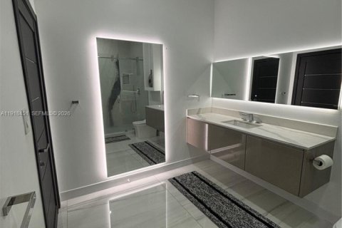 Casa en venta en Hialeah, Florida, 5 dormitorios, 238.29 m2 № 2032658 - foto 5