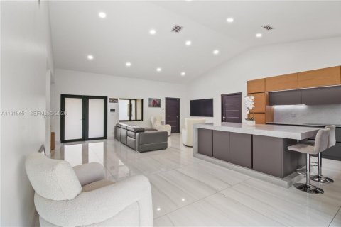 Casa en venta en Hialeah, Florida, 5 dormitorios, 238.29 m2 № 2032658 - foto 2