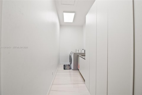 Casa en venta en Hialeah, Florida, 5 dormitorios, 238.29 m2 № 2032658 - foto 14