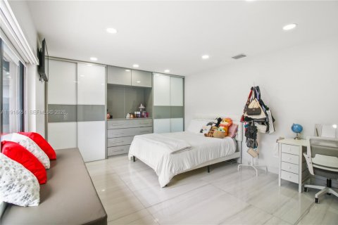 Casa en venta en Hialeah, Florida, 5 dormitorios, 238.29 m2 № 2032658 - foto 8