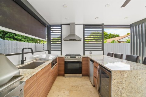 Casa en venta en Hialeah, Florida, 5 dormitorios, 238.29 m2 № 2032658 - foto 16