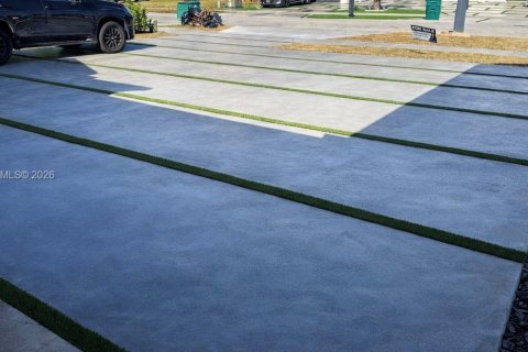 Casa en venta en Hialeah, Florida, 5 dormitorios, 238.29 m2 № 2032658 - foto 20