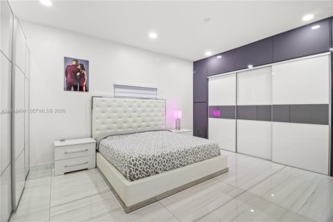 Casa en venta en Hialeah, Florida, 5 dormitorios, 238.29 m2 № 2032658 - foto 4