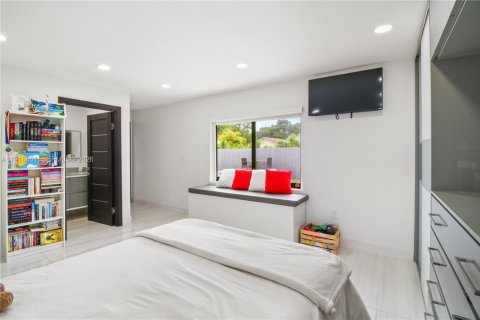 Casa en venta en Hialeah, Florida, 5 dormitorios, 238.29 m2 № 2032658 - foto 7