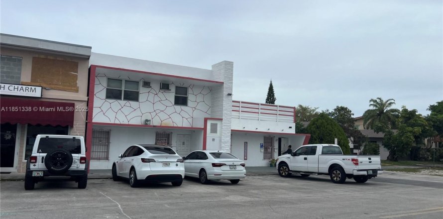 Apartment in Miami Springs, Florida 2 bedrooms, 428.74 sq.m. № 1979920