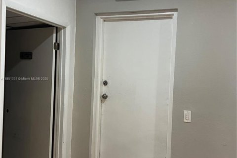 Apartment in Miami Springs, Florida 2 bedrooms, 428.74 sq.m. № 1979920 - photo 9