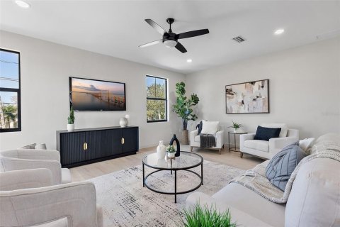 Townhouse in Saint Petersburg, Florida 3 bedrooms, 174.19 sq.m. № 1567586 - photo 8