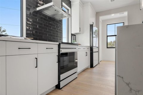 Townhouse in Saint Petersburg, Florida 3 bedrooms, 174.19 sq.m. № 1567586 - photo 21