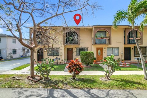 Touwnhouse à vendre à Hialeah, Floride: 2 chambres, 96.99 m2 № 1781570 - photo 1