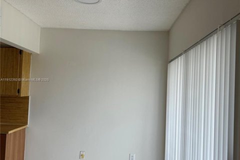 Купить кондоминиум в Майами, Флорида 2 спальни, 108.7м2, № 1968542 - фото 13