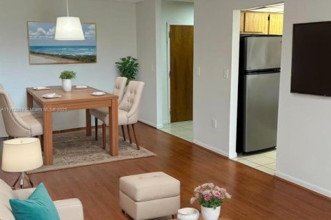 Купить кондоминиум в Майами, Флорида 2 спальни, 108.7м2, № 1968542 - фото 1