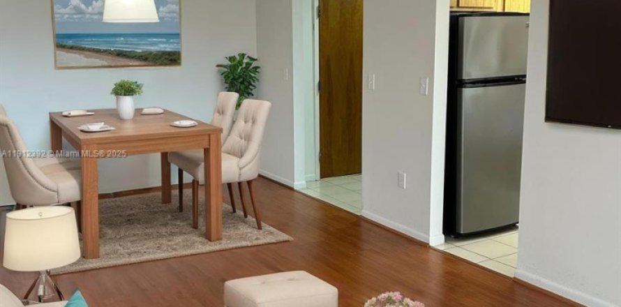 Кондоминиум с 2 спальнями в Майами, Флорида № 1968542