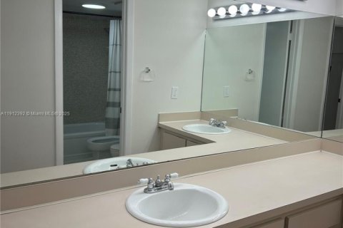 Купить кондоминиум в Майами, Флорида 2 спальни, 108.7м2, № 1968542 - фото 28