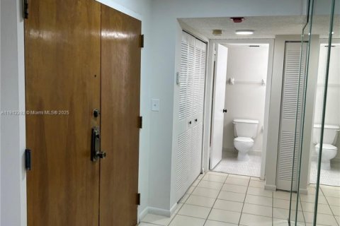 Купить кондоминиум в Майами, Флорида 2 спальни, 108.7м2, № 1968542 - фото 17