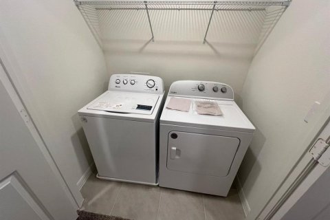 Townhouse in Davenport, Florida 3 bedrooms, 156.73 sq.m. № 2110972 - photo 13