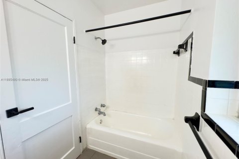 Casa en alquiler en North Miami, Florida, 1 dormitorio, 99.87 m2 № 1948654 - foto 6