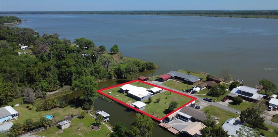Villa ou maison à Lake Panasoffkee, Floride 4 chambres, 123.47 m2 № 2310359