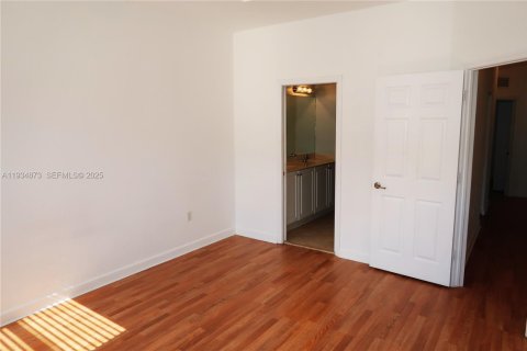 Townhouse in Homestead, Florida 4 bedrooms, 161.28 sq.m. № 1994437 - photo 14