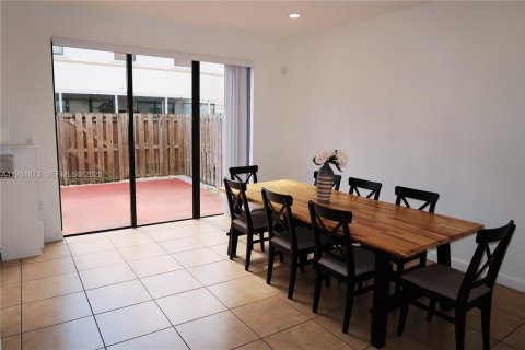 Townhouse in Homestead, Florida 4 bedrooms, 161.28 sq.m. № 1994437 - photo 5