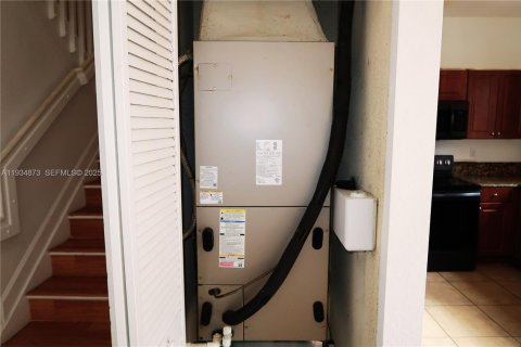 Townhouse in Homestead, Florida 4 bedrooms, 161.28 sq.m. № 1994437 - photo 10