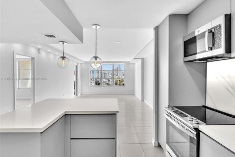 Condominio en venta en Miami Beach, Florida, 2 dormitorios, 155.15 m2 № 1958905 - foto 13