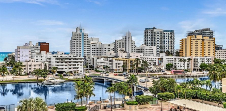 Condominio en Miami Beach, Florida, 2 dormitorios № 1958905