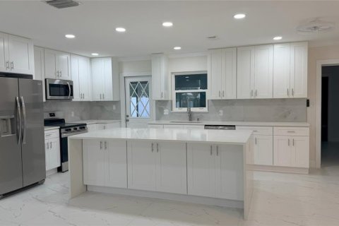 Casa en alquiler en Saint Petersburg, Florida, 3 dormitorios, 104.42 m2 № 2093435 - foto 4