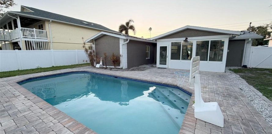 Casa en Saint Petersburg, Florida 3 dormitorios, 104.42 m2 № 2093435