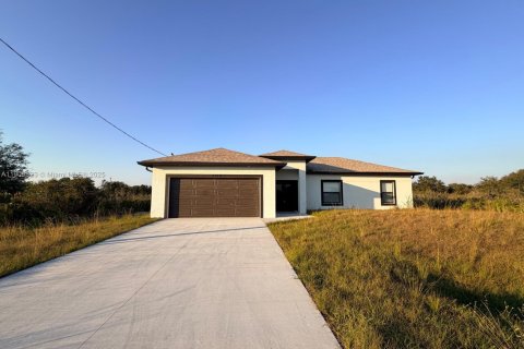 House in Lehigh Acres, Florida 3 bedrooms № 1972568